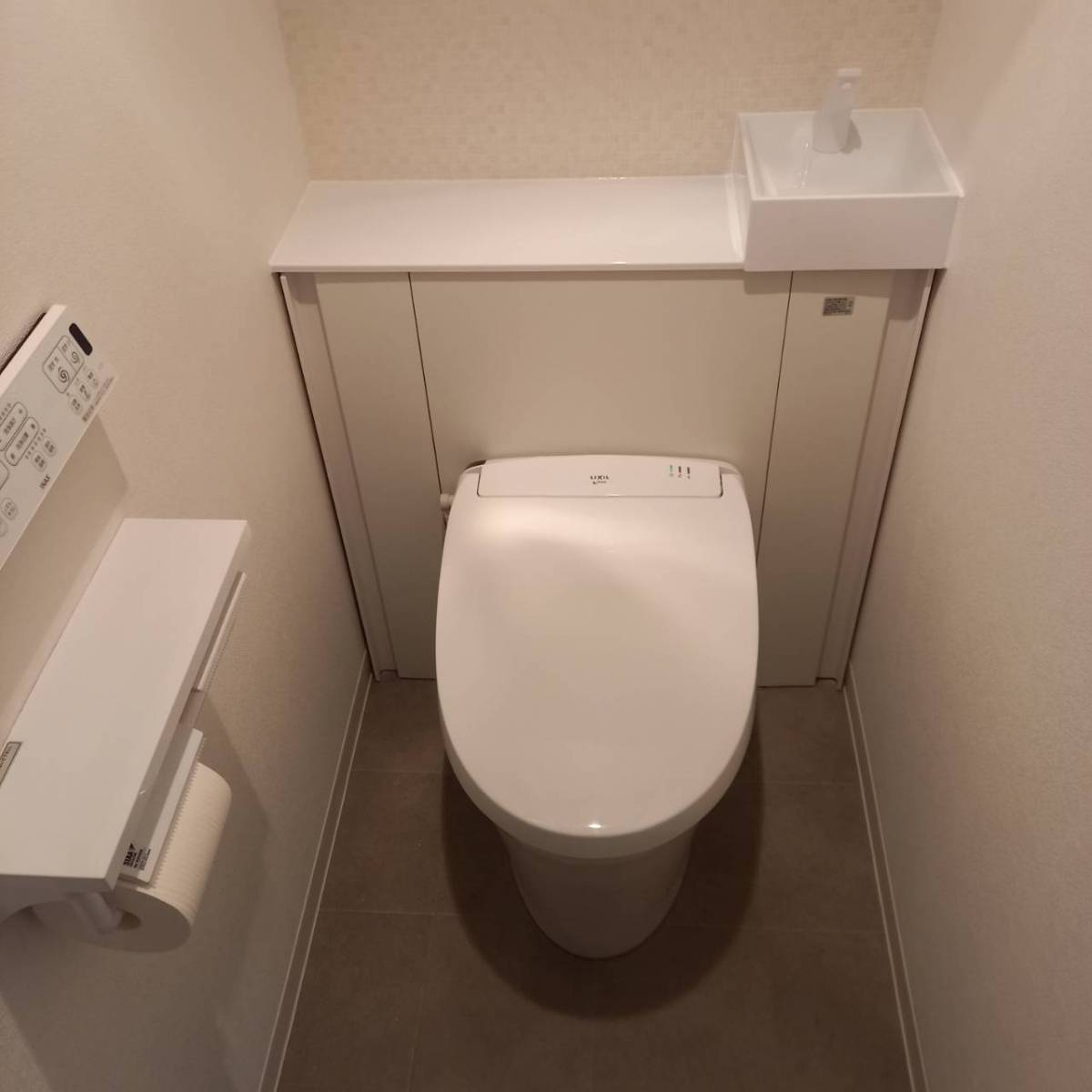 上廣トーヨー住器 E＆Rプロの清潔感あふれる白いトイレ空間の施工後の写真1