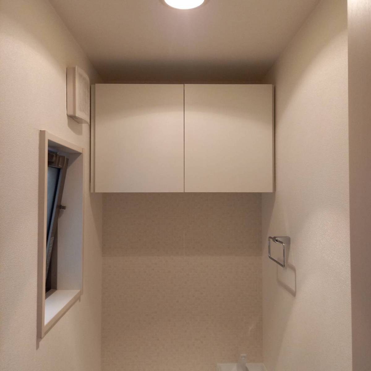 上廣トーヨー住器 E＆Rプロの清潔感あふれる白いトイレ空間の施工後の写真2