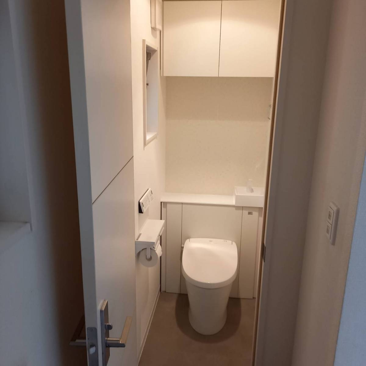 上廣トーヨー住器 E＆Rプロの清潔感あふれる白いトイレ空間の施工後の写真3