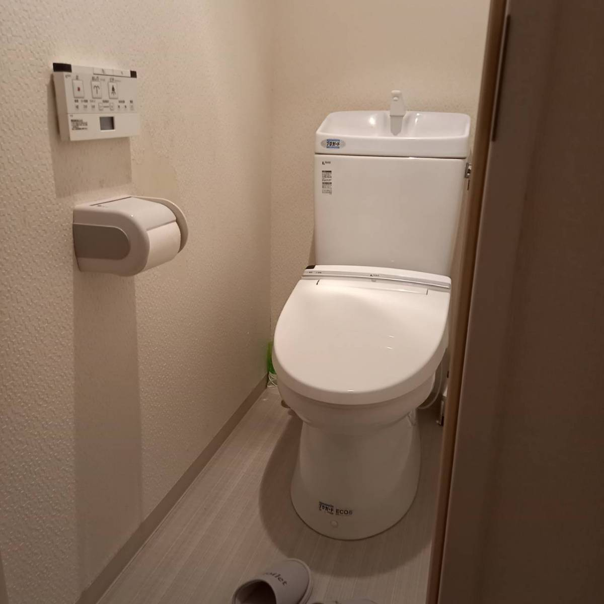 上廣トーヨー住器 E＆Rプロの清潔感あふれる白いトイレ空間の施工前の写真1