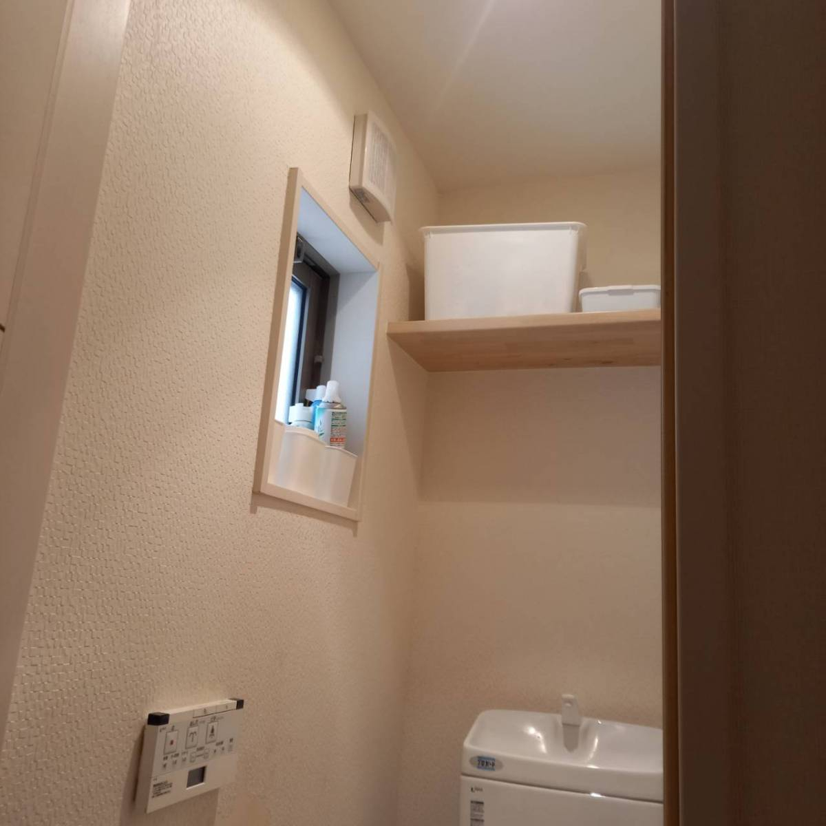 上廣トーヨー住器 E＆Rプロの清潔感あふれる白いトイレ空間の施工前の写真2