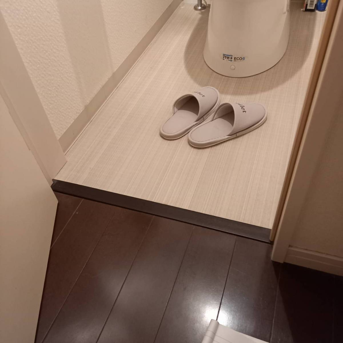 上廣トーヨー住器 E＆Rプロの清潔感あふれる白いトイレ空間の施工前の写真3