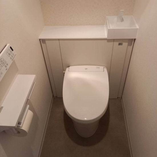 上廣トーヨー住器 E＆Rプロの清潔感あふれる白いトイレ空間施工事例写真1