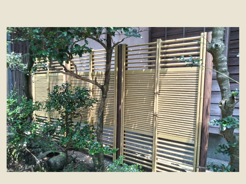 上廣トーヨー住器 E＆Rプロのアプローチに溶け込む目隠しフェンス　デザイン御簾垣　筑紫野市の施工後の写真1
