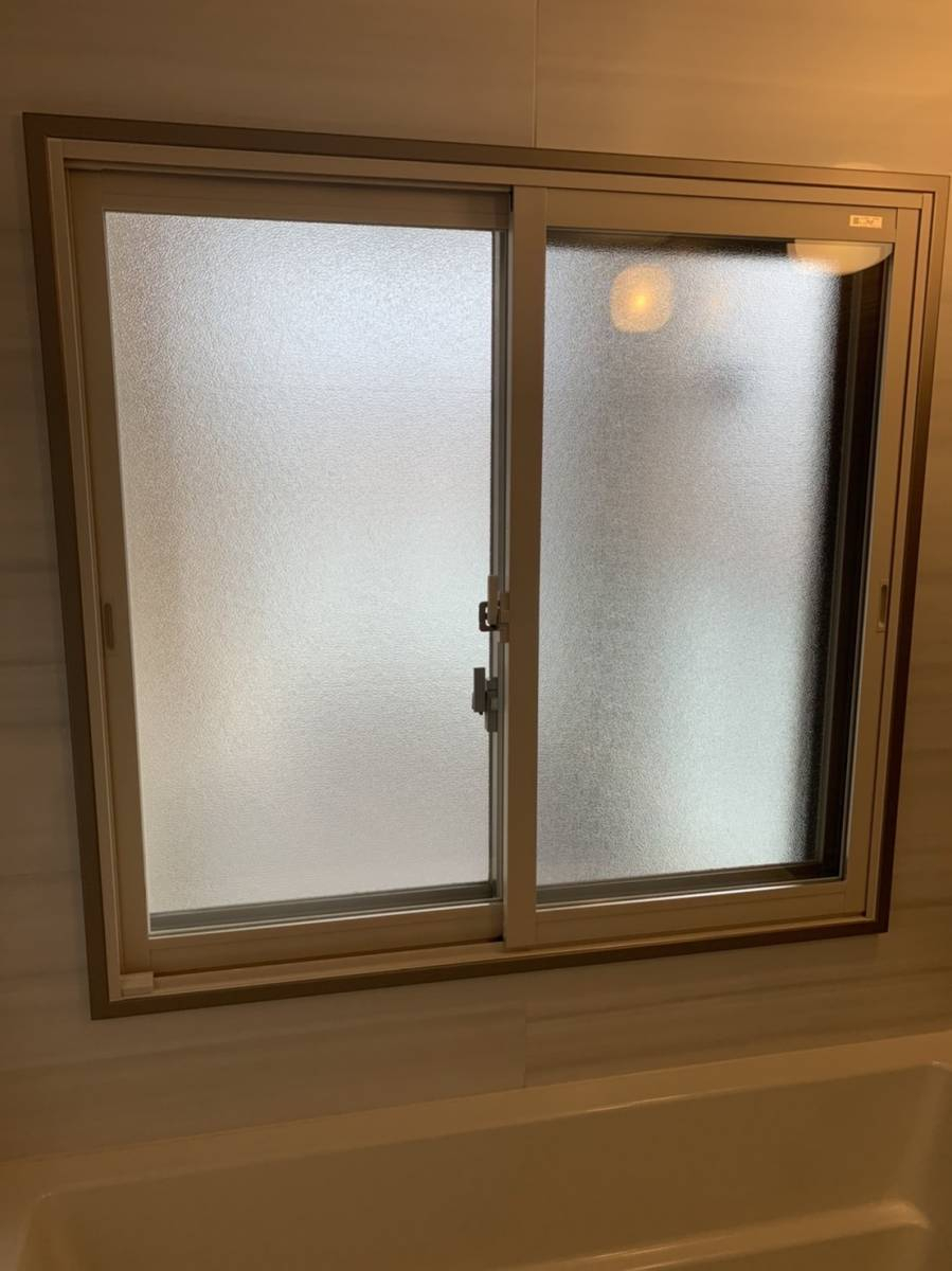 上廣トーヨー住器 E＆Rプロの二重窓　インプラス（浴室用）の施工後の写真1