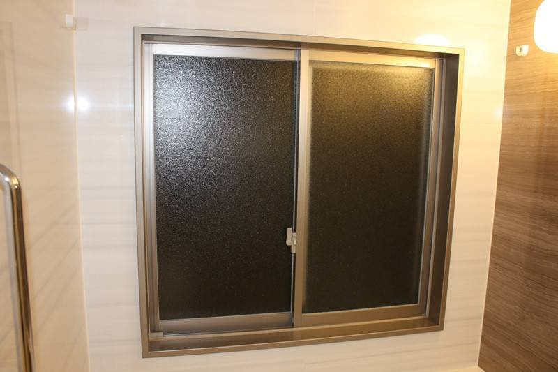 上廣トーヨー住器 E＆Rプロの二重窓　インプラス（浴室用）の施工前の写真1