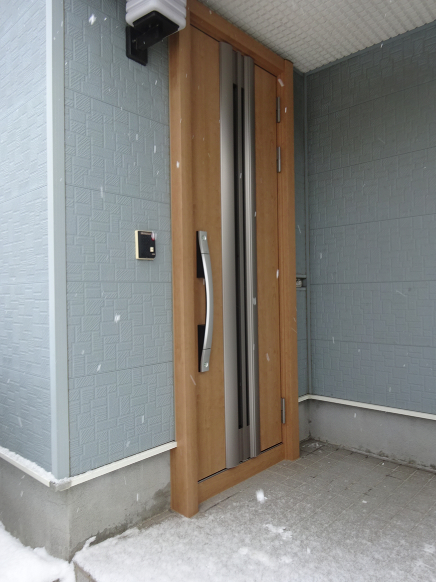 北硝トーヨー住器の玄関ドア改修工事の施工後の写真2