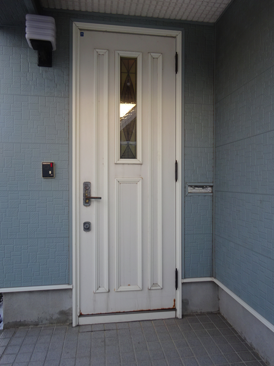 北硝トーヨー住器の玄関ドア改修工事の施工前の写真1