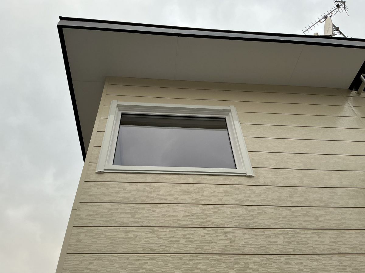 Live a Life(リブアライフ）の吹抜リビングの窓の断熱改修の施工後の写真1