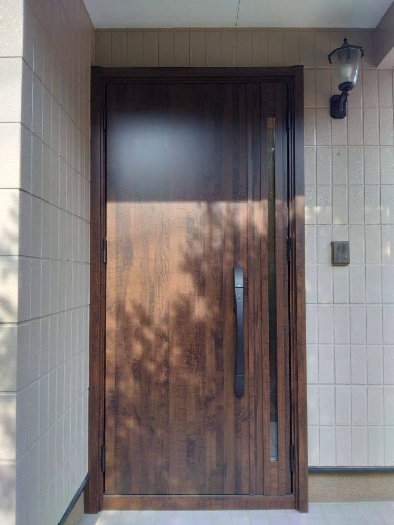 諫早トーヨーの素敵に大変身✨壁を壊さずに、玄関ドアを1日でリフォーム「リシェント」の施工後の写真1
