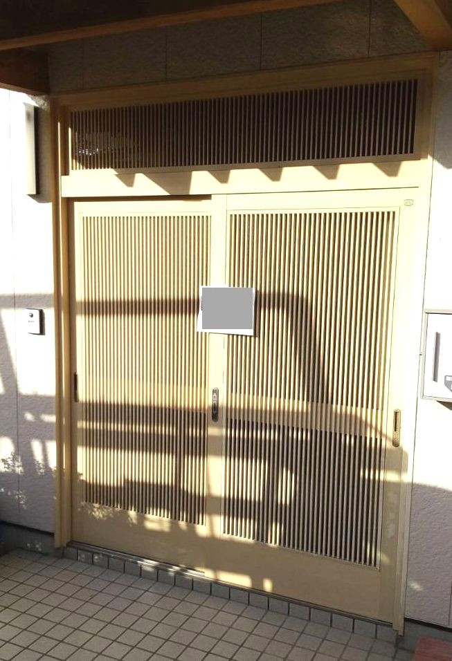 諫早トーヨーの素敵に大変身✨ 壁を壊さずに、玄関引戸を1日でリフォーム 「リシェント」の施工前の写真1