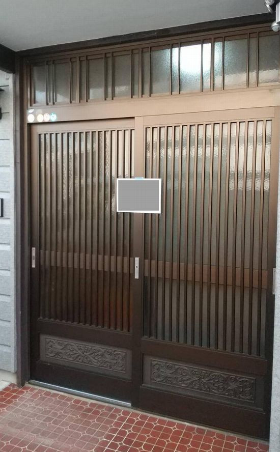 諫早トーヨーの素敵に大変身✨ 壁を壊さずに、玄関引戸を1日でリフォーム 「リシェント」の施工前の写真1