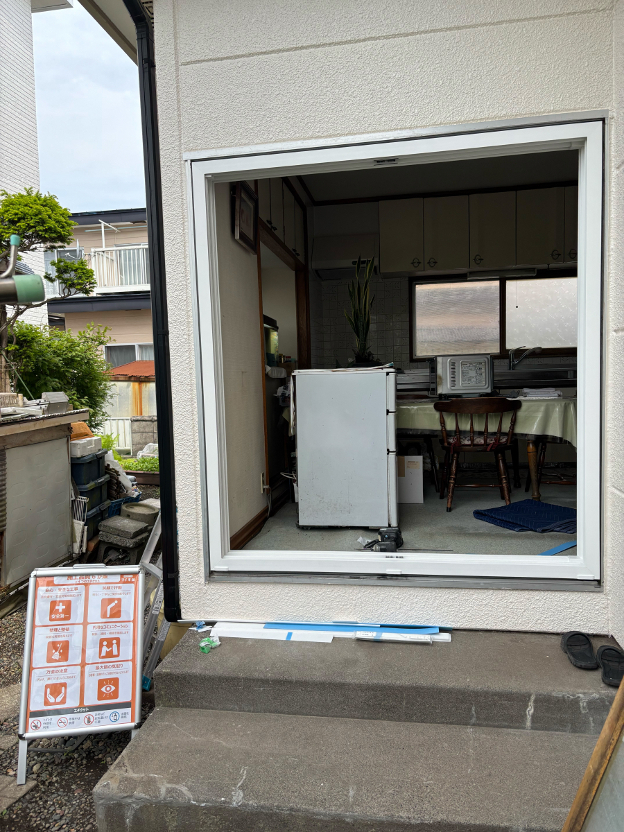 下川原アルミ工業の窓交換は大きな窓ほど効果を実感できますよの施工前の写真2