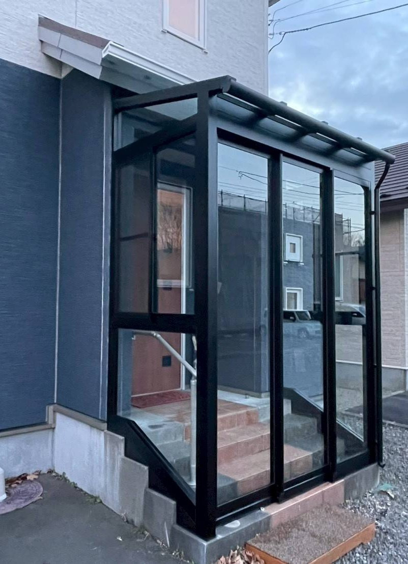 下川原アルミ工業のこだわりの玄関フード（風除室）の施工後の写真1