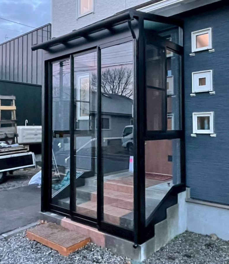 下川原アルミ工業のこだわりの玄関フード（風除室）の施工後の写真2