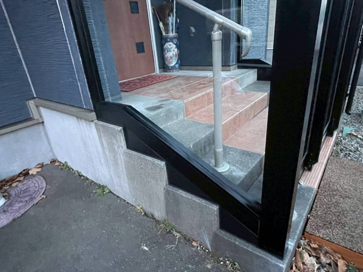 下川原アルミ工業のこだわりの玄関フード（風除室）の施工後の写真3