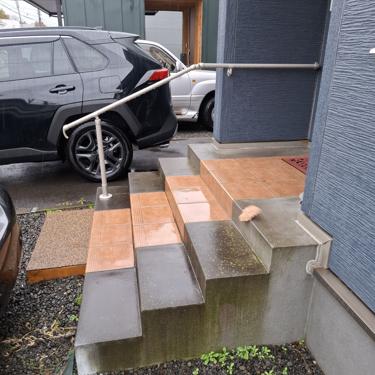 下川原アルミ工業のこだわりの玄関フード（風除室）の施工前の写真1