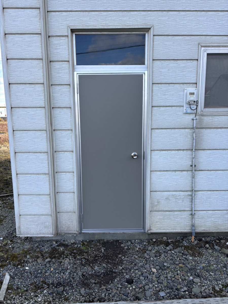 下川原アルミ工業の勝手口ドアの本体部だけ交換しましたの施工後の写真1