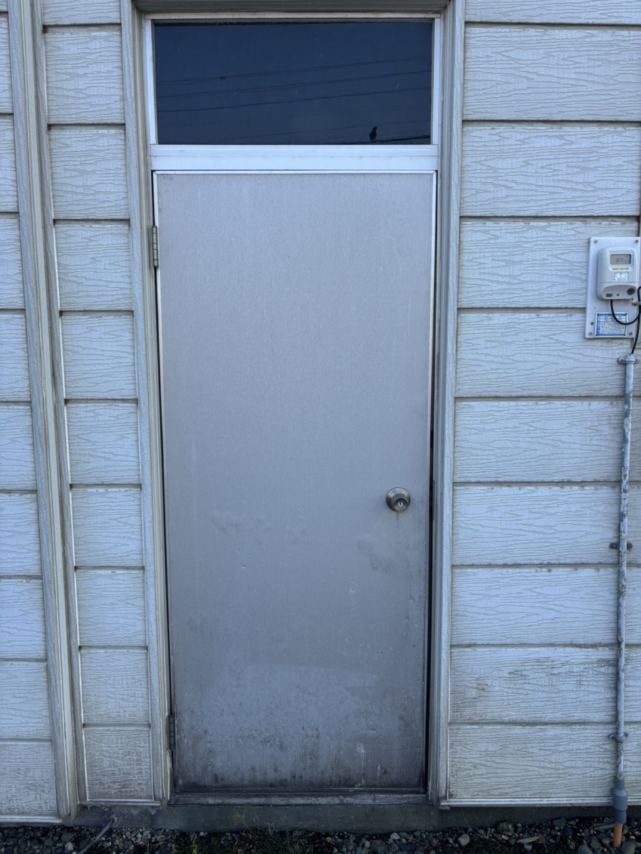 下川原アルミ工業の勝手口ドアの本体部だけ交換しましたの施工前の写真1