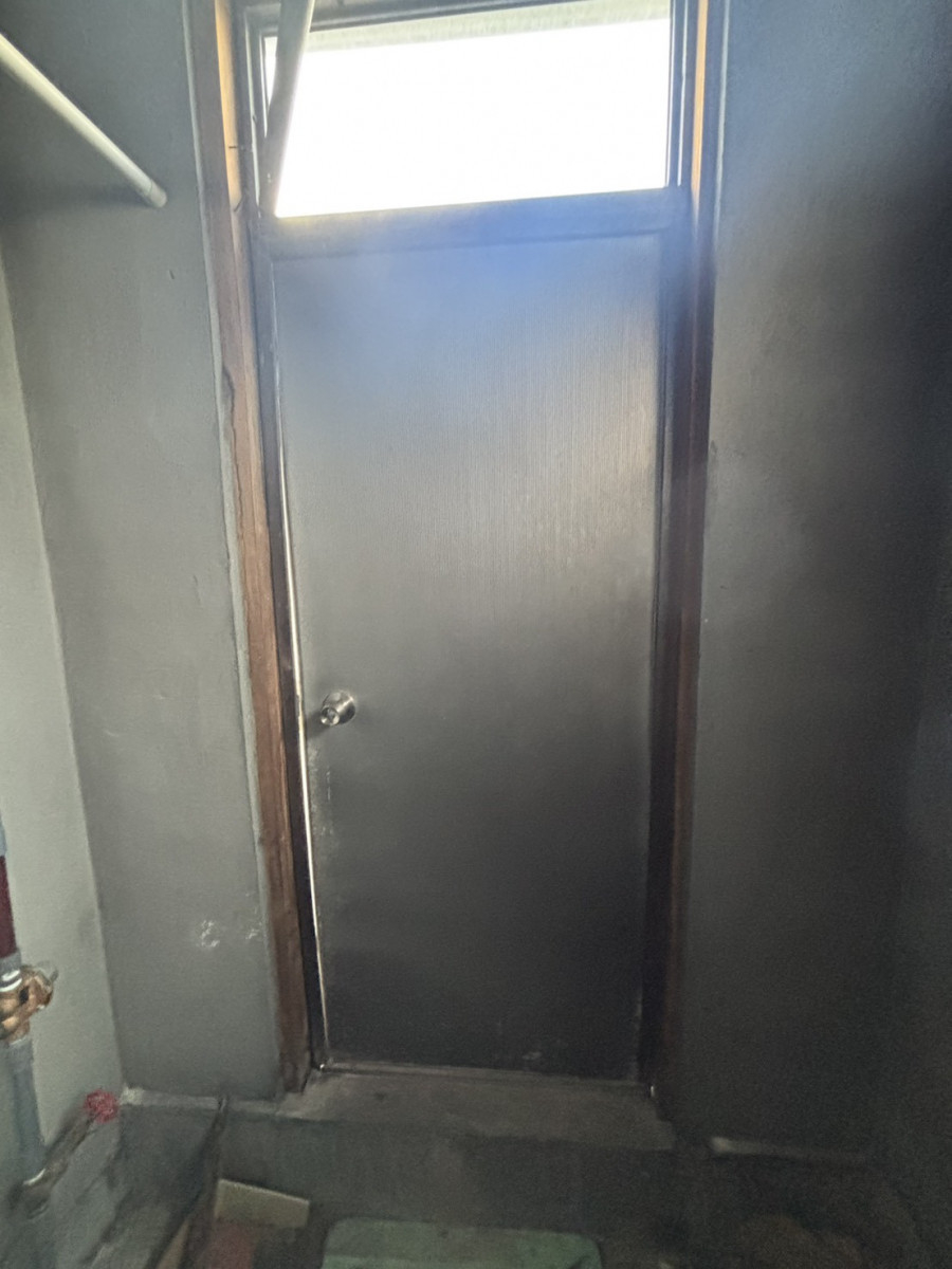 下川原アルミ工業の勝手口ドアの本体部だけ交換しましたの施工前の写真2