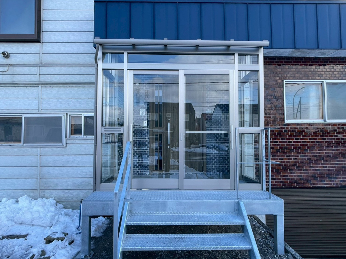 下川原アルミ工業の玄関前一新！　まずは風除室の施工後の写真2