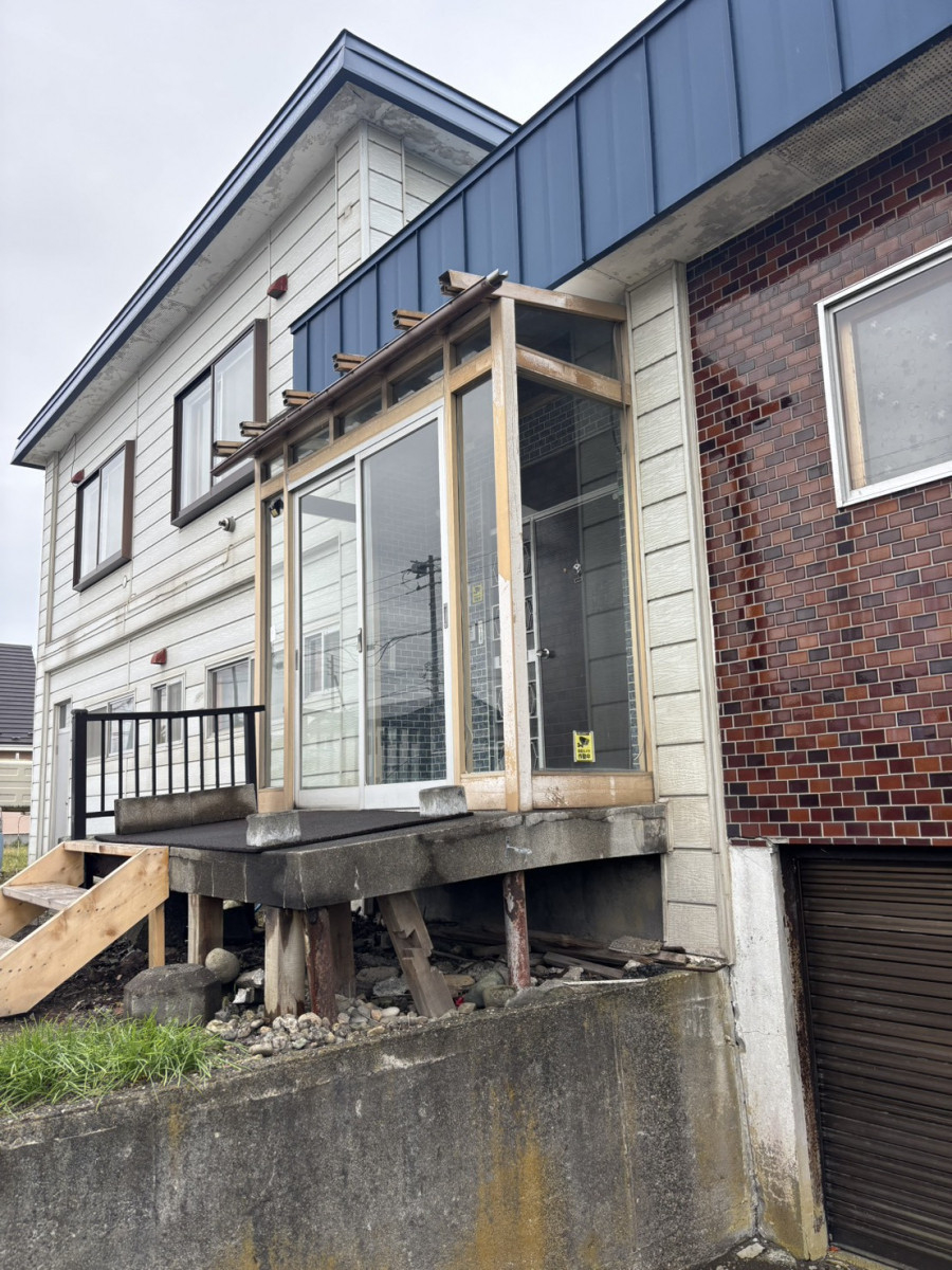 下川原アルミ工業の玄関前一新！　まずは風除室の施工前の写真1