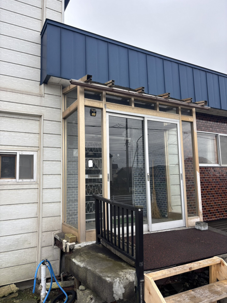 下川原アルミ工業の玄関前一新！　まずは風除室の施工前の写真2