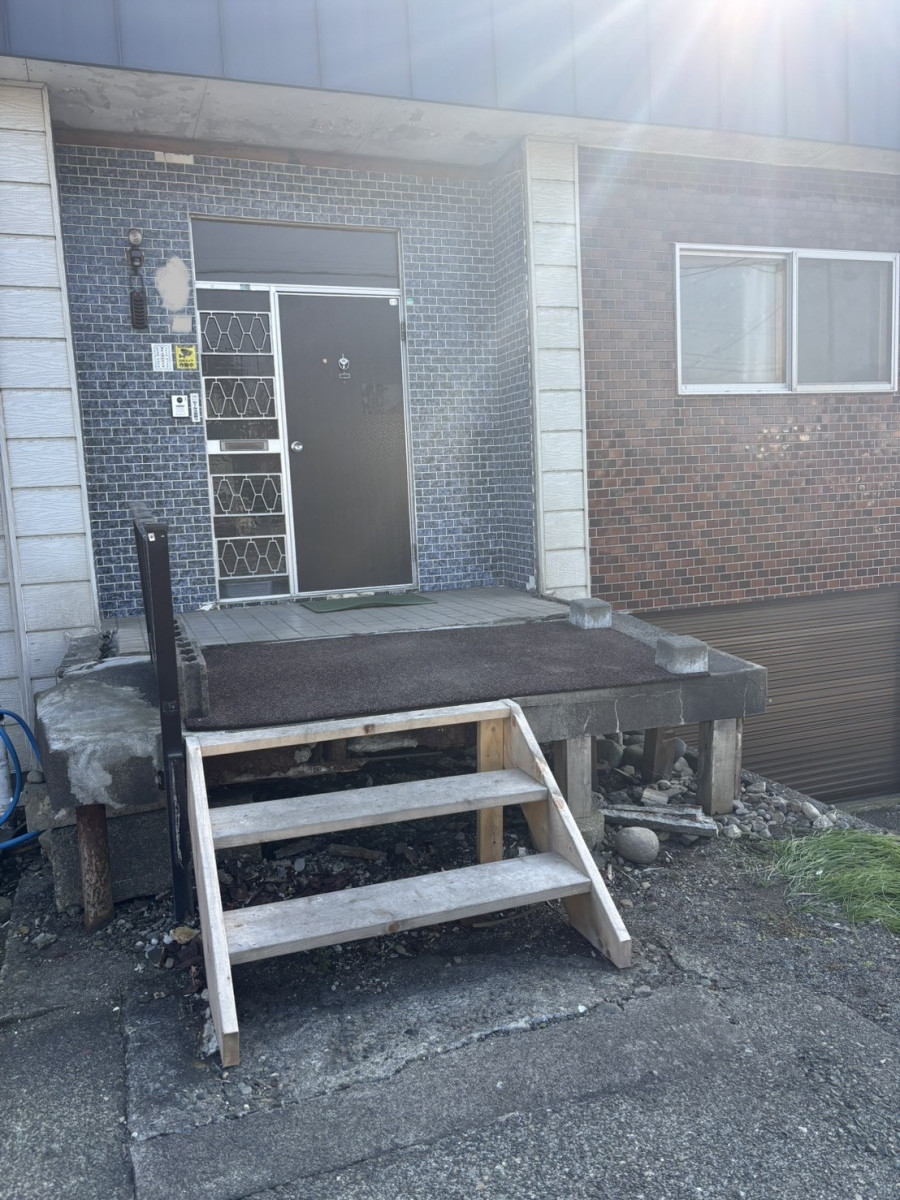 下川原アルミ工業の玄関前一新！　まずは風除室の施工前の写真3