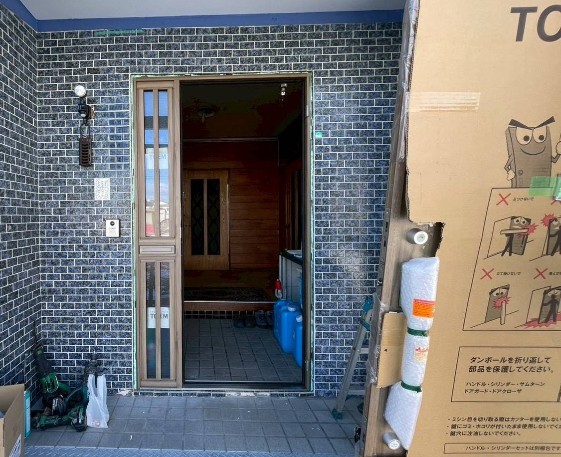 下川原アルミ工業の玄関前一新！　第２弾は玄関ドアの施工後の写真1