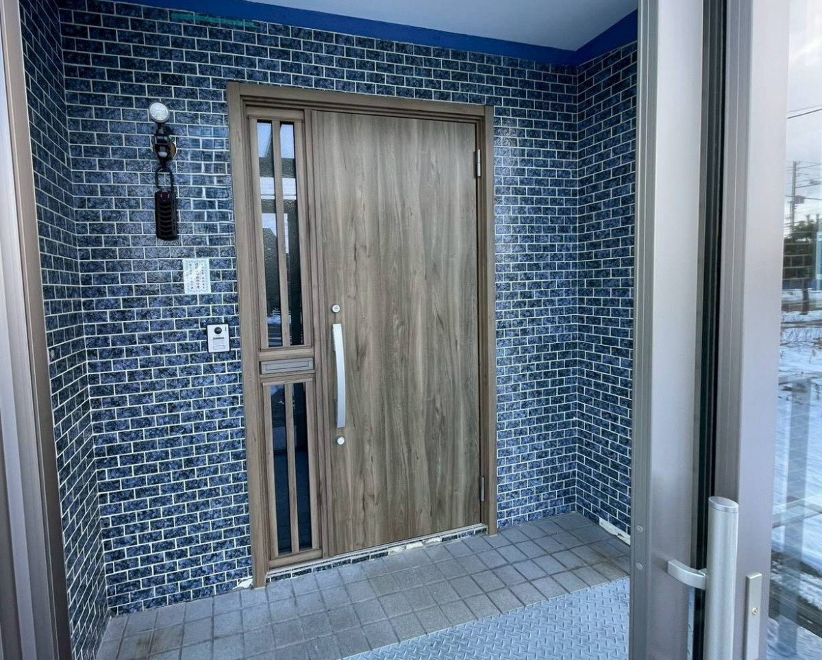 下川原アルミ工業の玄関前一新！　第２弾は玄関ドアの施工後の写真2