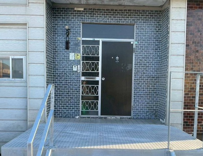 下川原アルミ工業の玄関前一新！　第２弾は玄関ドアの施工前の写真1