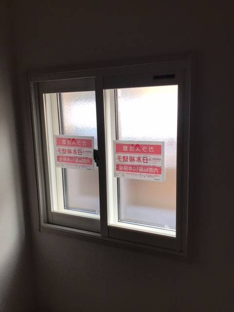 城南ケンソーのインプラス（内窓）設置工事 ・・・ 外の音も家の中からの声も気にせず一家団らんの施工後の写真1