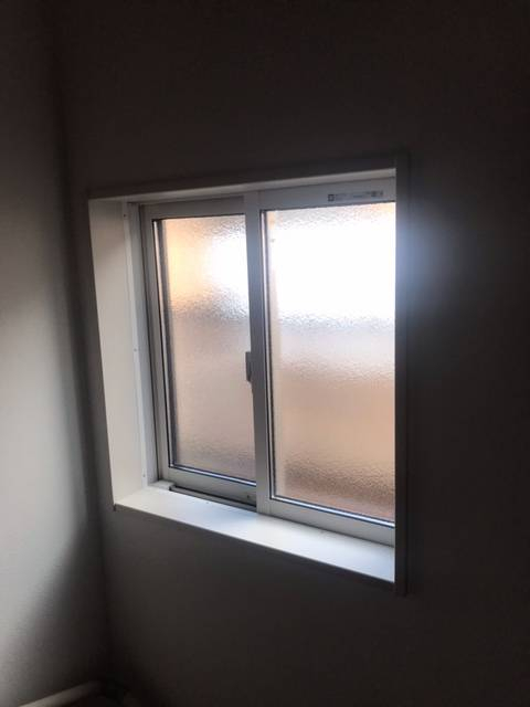 城南ケンソーのインプラス（内窓）設置工事 ・・・ 外の音も家の中からの声も気にせず一家団らんの施工前の写真1