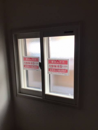 城南ケンソーのインプラス（内窓）設置工事 ・・・ 外の音も家の中からの声も気にせず一家団らん施工事例写真1