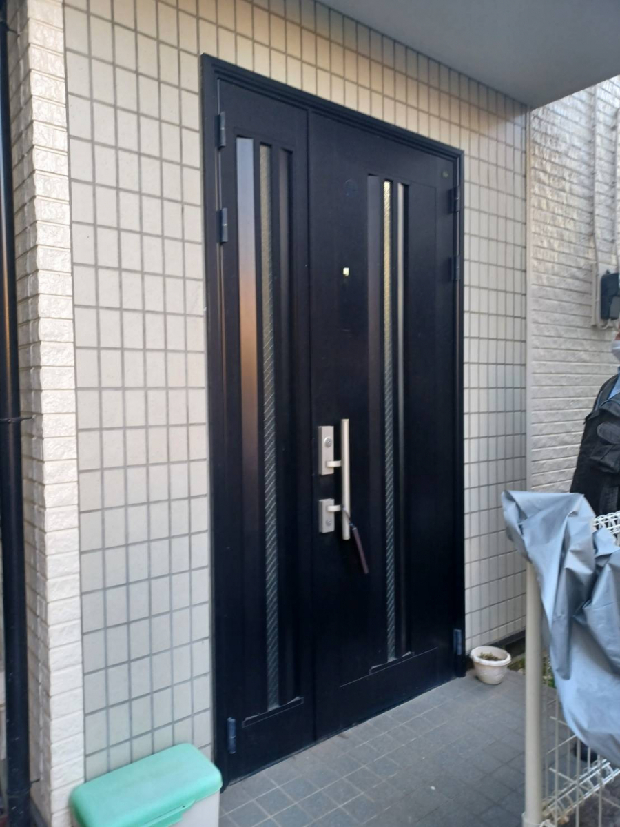 城南ケンソーのリシェント（玄関ドア）交換工事 ・・・ １日でリフォームができる秘密は「カバー工法」。の施工前の写真1