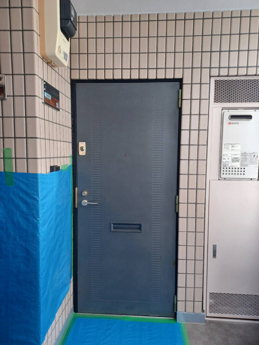 城南ケンソーの【目黒区】玄関ドアカバー施工事例の施工前の写真1
