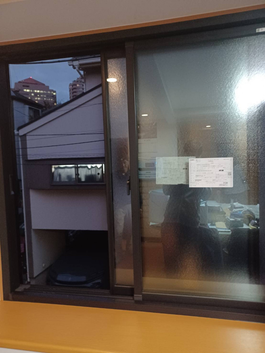 城南ケンソーの【実質負担約6割減！】冷え込むリビングが断熱窓で激変。補助金をフル活用した4窓リフォーム事例の施工後の写真2