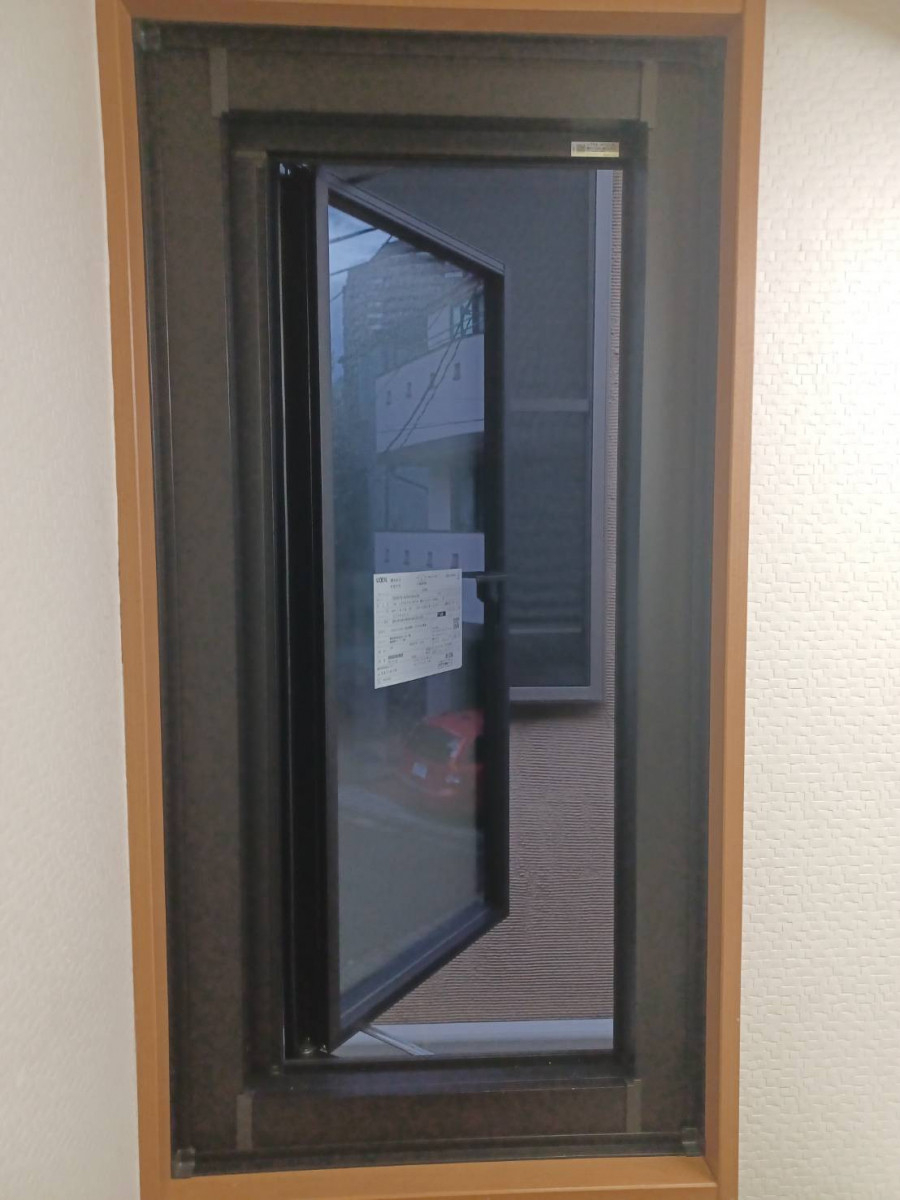 城南ケンソーの【実質負担約6割減！】冷え込むリビングが断熱窓で激変。補助金をフル活用した4窓リフォーム事例の施工後の写真3