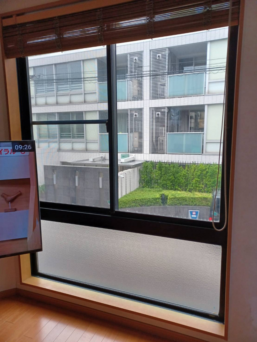 城南ケンソーの【実質負担約6割減！】冷え込むリビングが断熱窓で激変。補助金をフル活用した4窓リフォーム事例の施工前の写真1