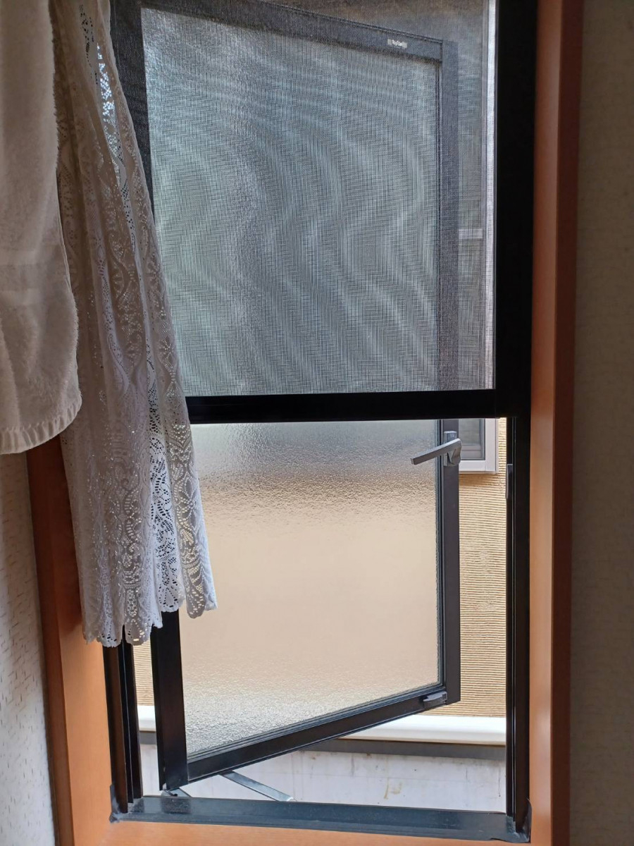 城南ケンソーの【実質負担約6割減！】冷え込むリビングが断熱窓で激変。補助金をフル活用した4窓リフォーム事例の施工前の写真3