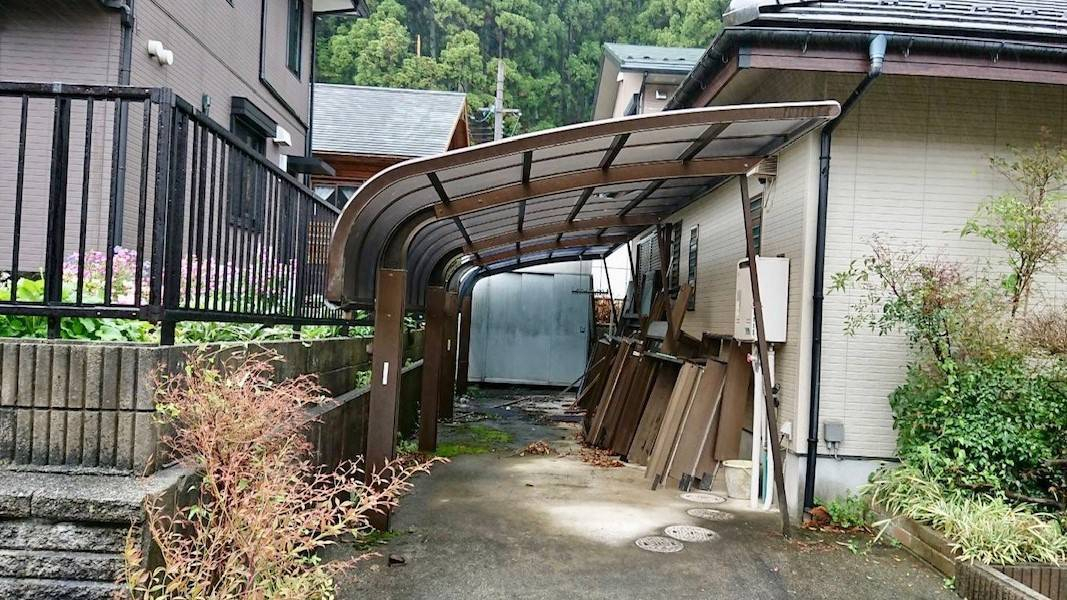 湖西トーヨー住器の雪で壊れたカーポート屋根材の交換と加工の施工前の写真1