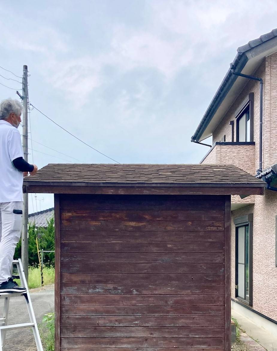 湖西トーヨー住器の物置小屋の屋根を板金カバー工法で補修♪の施工前の写真1