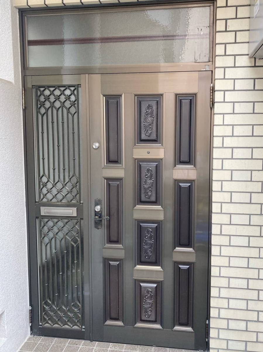 湖西トーヨー住器のカバー工法で玄関ドアを１DAYリフォーム♪の施工前の写真1