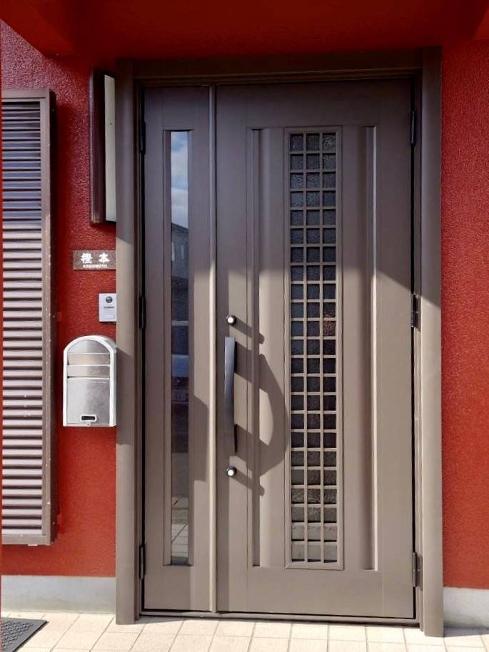 湖西トーヨー住器のカバー工法で費用を抑えて玄関ドアを１DAYリフォームの施工後の写真1