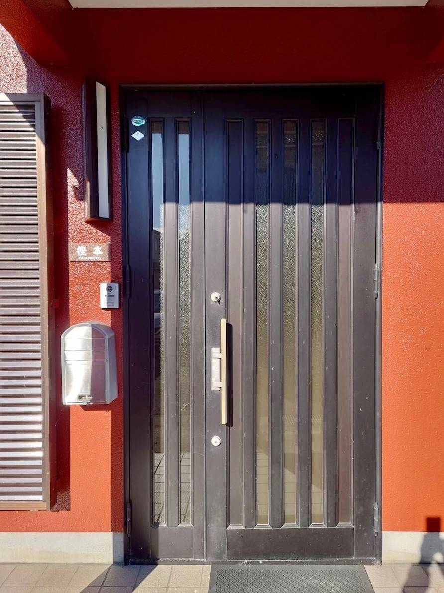 湖西トーヨー住器のカバー工法で費用を抑えて玄関ドアを１DAYリフォームの施工前の写真1