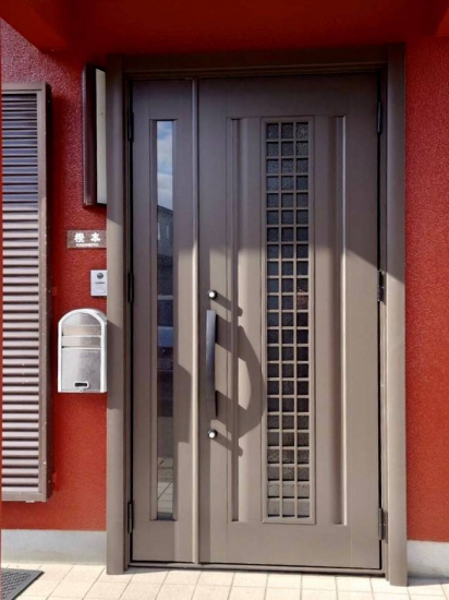 湖西トーヨー住器のカバー工法で費用を抑えて玄関ドアを１DAYリフォーム施工事例写真1