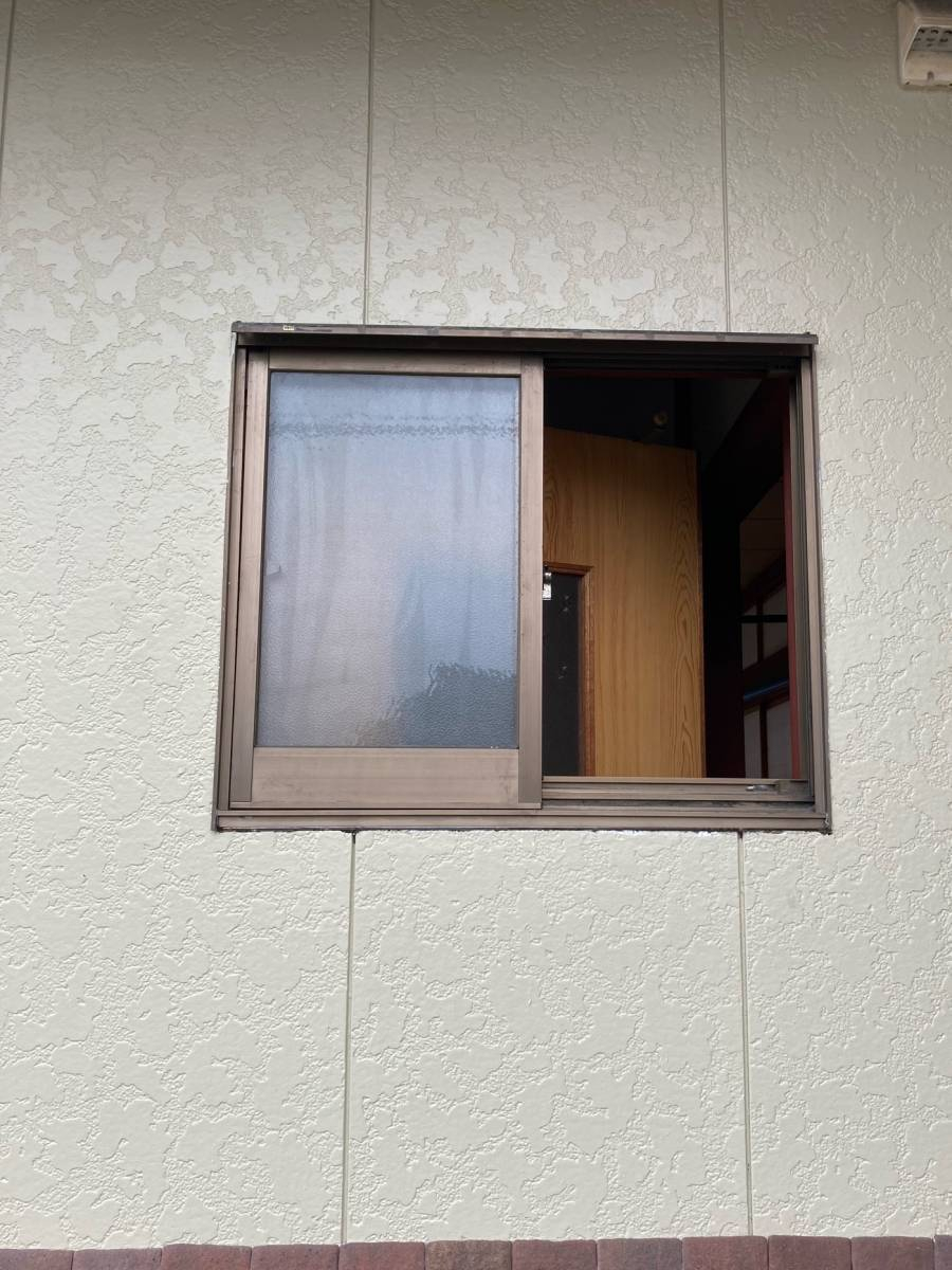 湖西トーヨー住器の窓に後付け面格子を取付て防犯、台風対策！の施工前の写真1