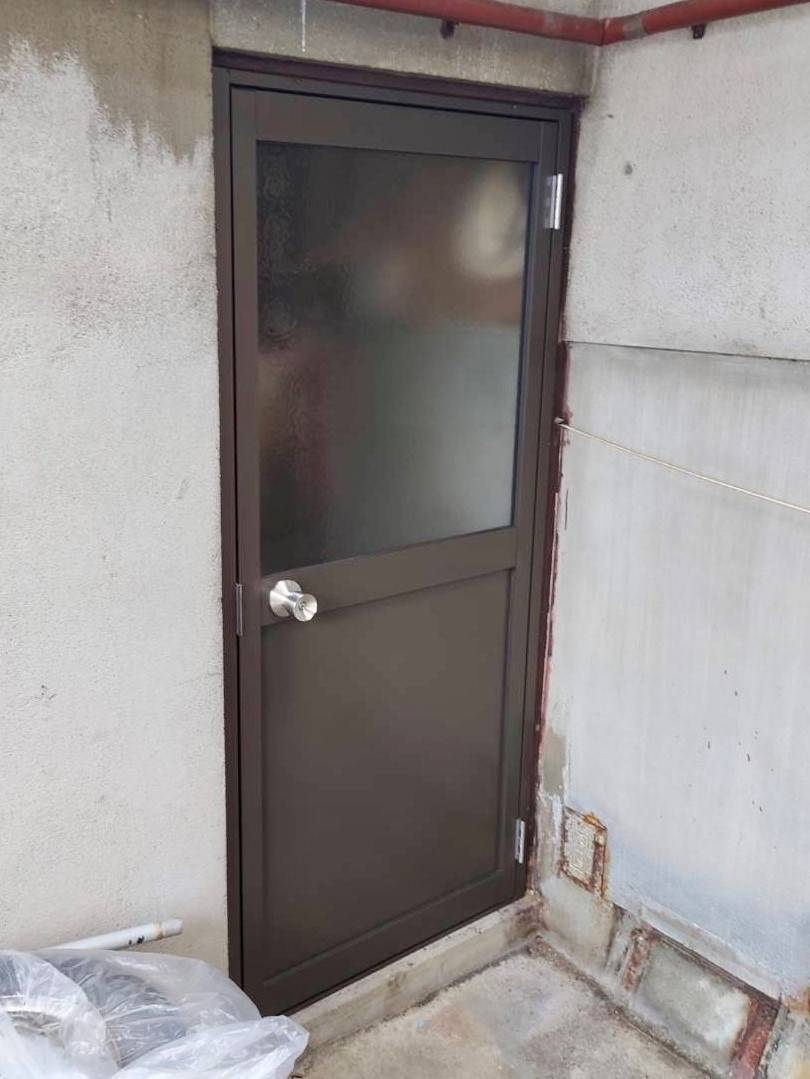 湖西トーヨー住器の腐食した木製ドアをアルミのドアにリフォーム！の施工後の写真1