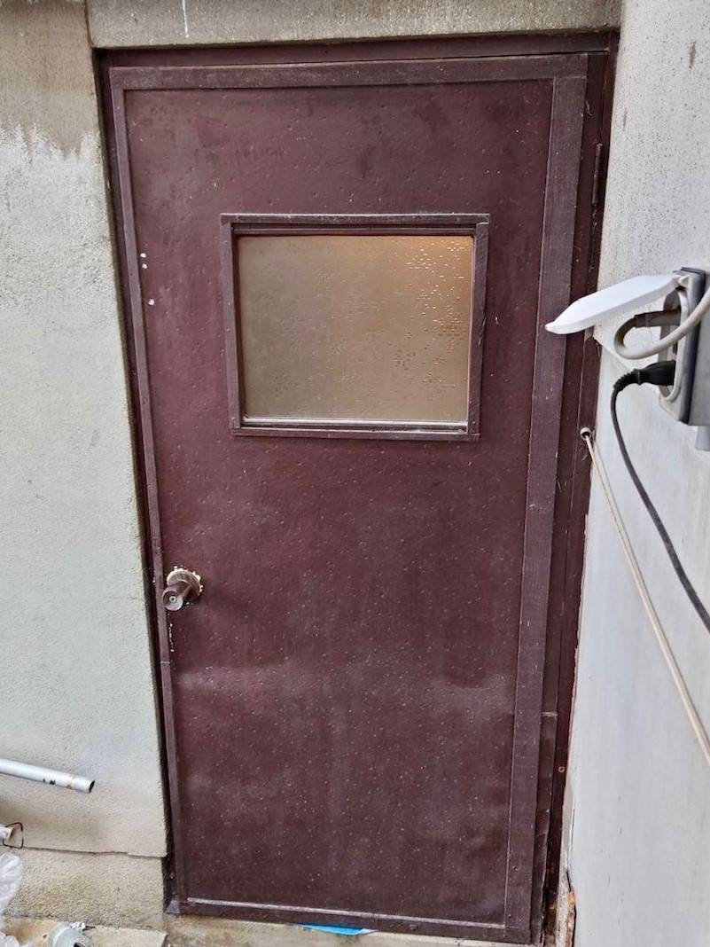 湖西トーヨー住器の腐食した木製ドアをアルミのドアにリフォーム！の施工前の写真1