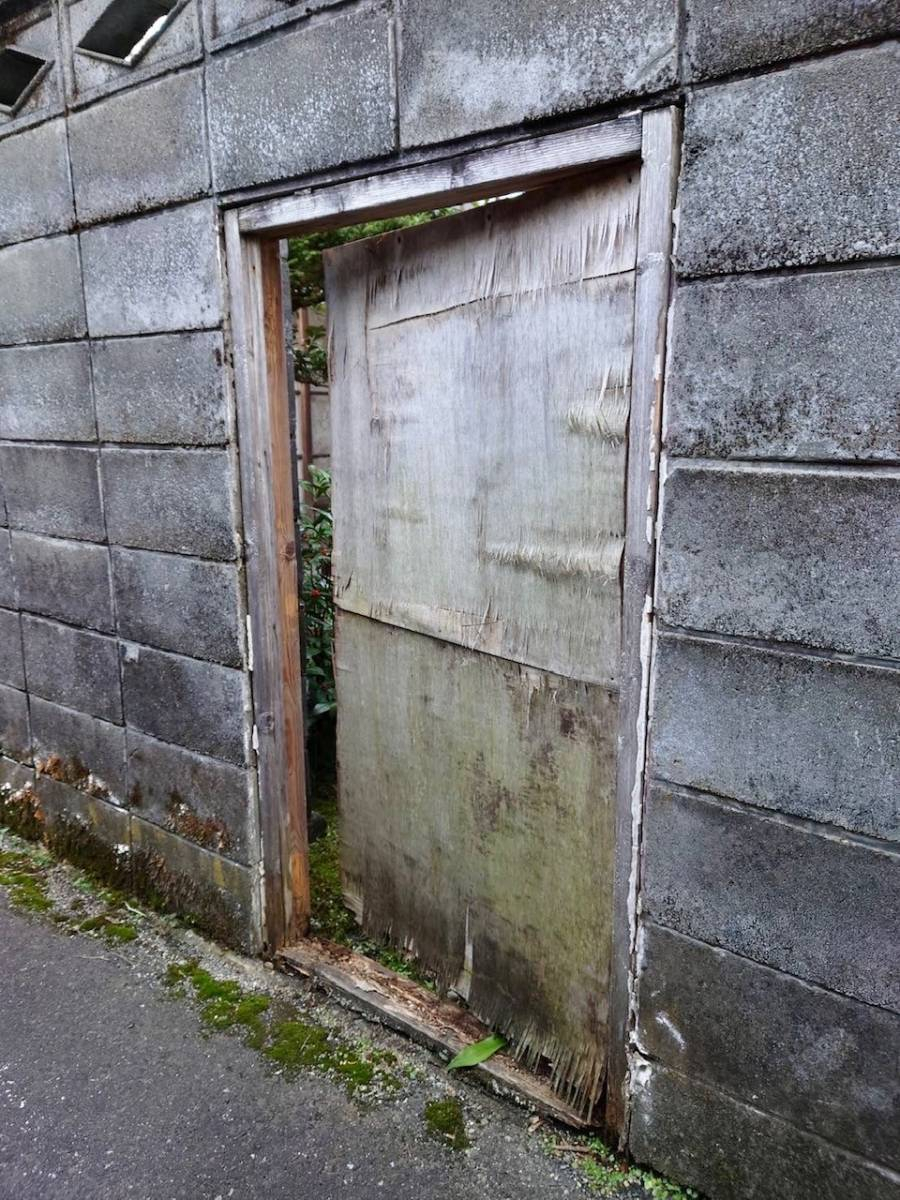 湖西トーヨー住器のブロック塀の木製のドアをアルミドアに取替♩の施工前の写真1
